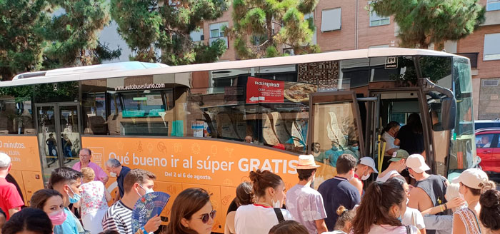 Autobus publicidad Consum con gente